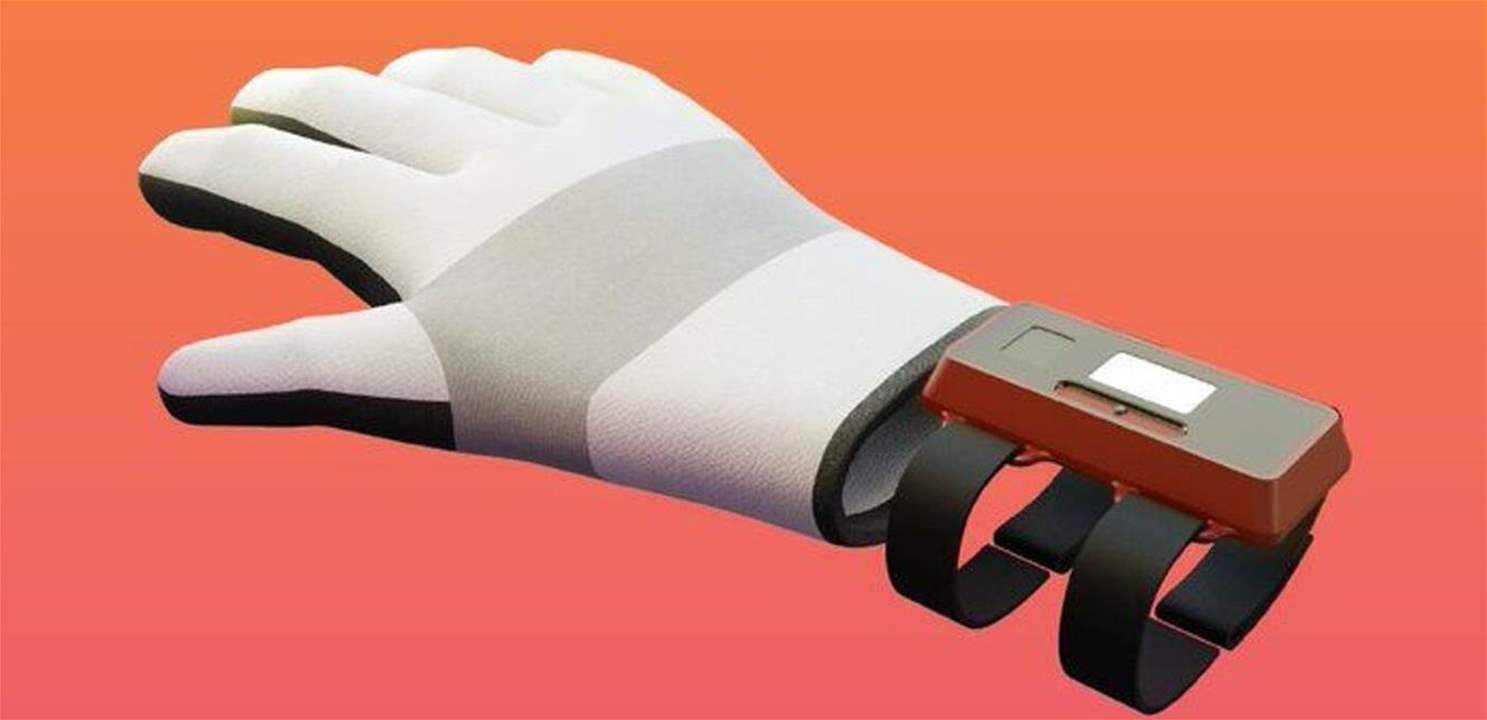 A young man invents glove that translates sign language to speech