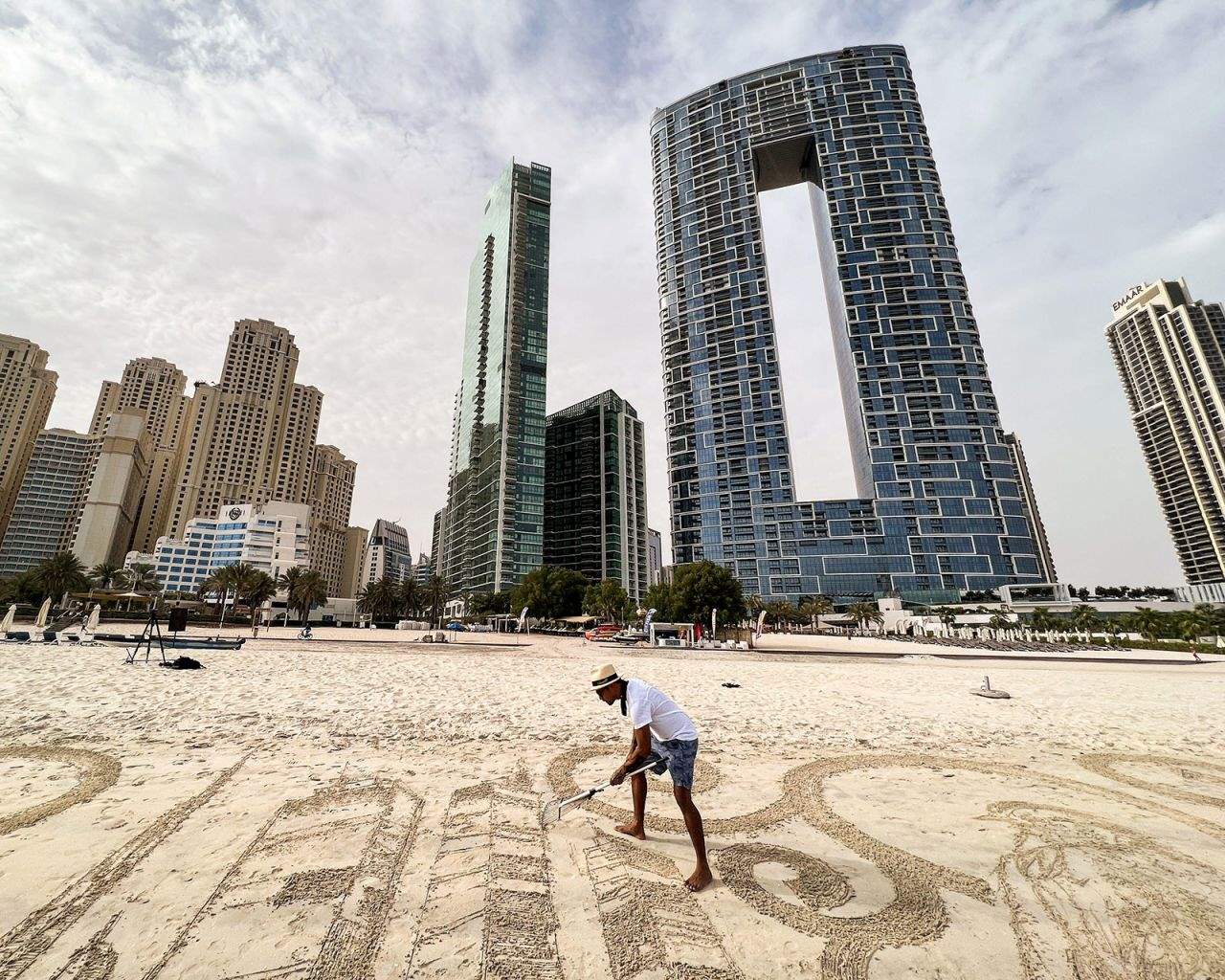 The Spectacular Sand Art of Dubai&#39;s Guinness World Record Holder