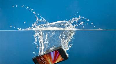 Drop Your Phone in Water? Stop Doing These Things! 