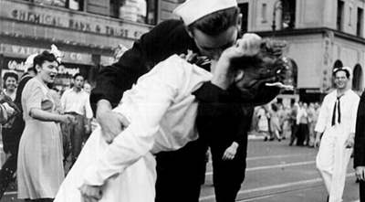 The story of the most famous “Navy Kiss” in World War II