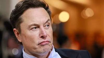 Kissing the Future: Elon Musk&#39;s Provocative Image Fuels Worries about AI